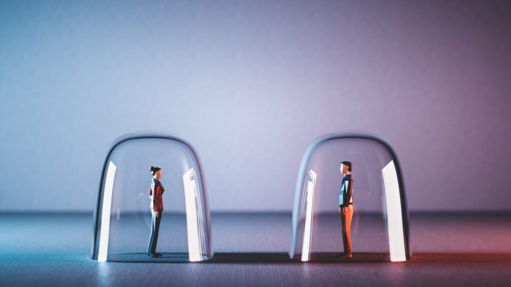 Twee gestileerde figuren, een man en een vrouw, staan elk onder een glazen koepel en kijken elkaar aan. De foto symboliseert emotionele afstand en het verlangen naar verbinding in relaties, een thema uit het artikel ‘De onzichtbare draad tussen mijn jeugd en mijn liefdesleven’.